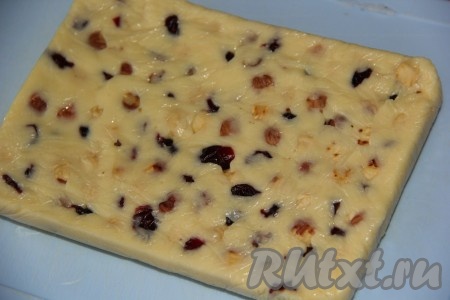 Накрыть массу плёнкой и выровнять поверхность. Накрыть контейнер крышкой и убрать в холодильник на ночь. Затем достать застывшую массу и освободить от плёнки.