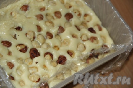 Затем поместить орехи в массу, утапливая по одному ядрышку.
