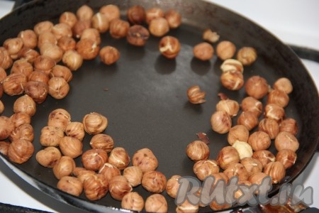 В качестве орехов можно взять, например, арахис, фундук или миндаль. Я использовала фундук. На сухой сковороде на небольшом огне обжарить орехи, помешивая, в течение нескольких минут, затем очистить от шелухи.