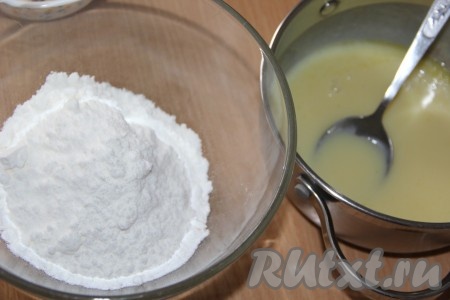 Поставить сотейник на небольшой огонь и прогреть, периодически помешивая, до полного растворения масла, затем снять смесь с огня и остудить до тёплого состояния.