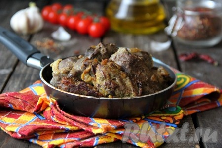 Готовую печёнку подать в горячем виде с любым гарниром. Печень,&nbsp;маринованная в яйцах с чесноком, получается очень нежной, вкусной и ароматной.
