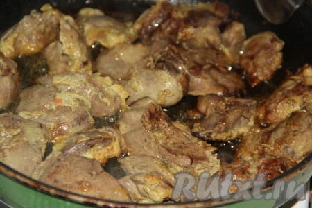 Жарить куриную печень по 2-3 минуты с каждой стороны на среднем огне. Если будете жарить свиную или говяжью печень, то время жарки необходимо увеличить. Готовность жареной печенки можно определить ножом, разрезав кусочек. Если разрез без алых, кровяных вкраплений, то печень готова. Немаловажно и не передержать печень на сковороде, иначе она приобретет "резиновый" вкус.
