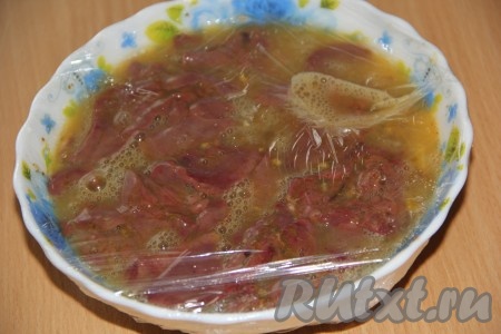 Накрыть тарелку с печенью пищевой плёнкой и убрать в холодильник на ночь.&nbsp;
