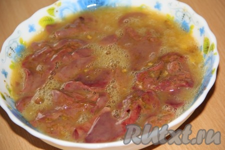 Печень залить яичной смесью.&nbsp;
