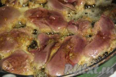 В сковороду влить растительное масло и разогреть. Выложить кусочки печени в разогретую сковороду.
