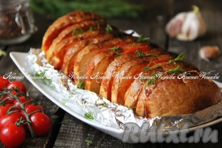Батон, запеченный с сыром и колбасой в духовке