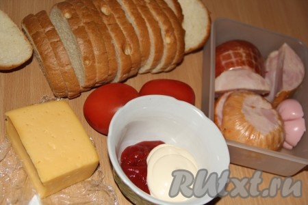 Подготовить продукты. Колбасные изделия можно взять любые, какие есть в наличии. Помидоры вымыть. Майонез и кетчуп соединить в миске, хорошо перемешать.