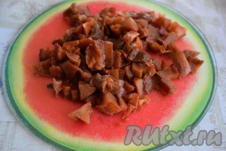 А оставшуюся половину яблок нарежем на мелкие кусочки. К прокрученным яблокам добавляем варенье по вкусу и яблоки, нарезанные на мелкие кусочки.
