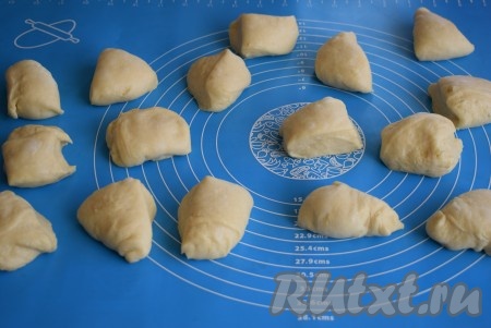 Разделяем тесто на 16 равных кусочков.
