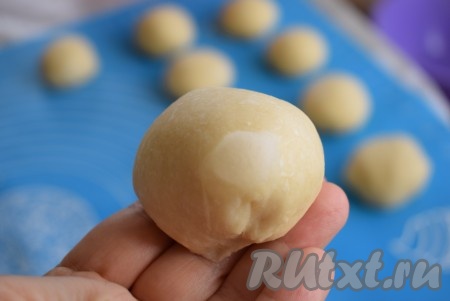 Скатываем каждый кусочек теста в шарик и оставляем на расстойку, примерно, на 15-20 минут.
