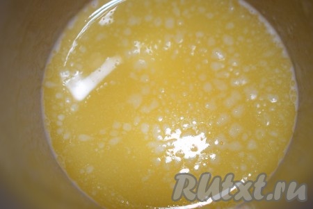 Далее растопим сливочное масло, остудим. В тёплое масло добавим щепотку соли и яйцо, перемешаем и отправим к тесту. Вначале ложкой, а затем руками замешиваем тесто.
