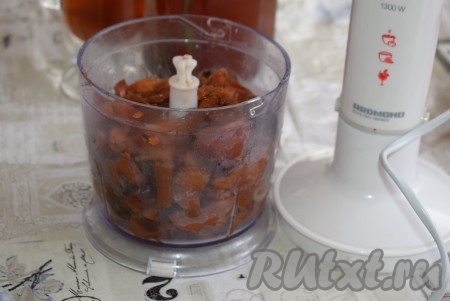 Отвар (он получается очень вкусным и насыщенным) можно выпить. А яблоки отожмем от жидкости, из них мы приготовим начинку для наших пирожков. Половину вареных яблок отправляем прокрутиться в блендер.
