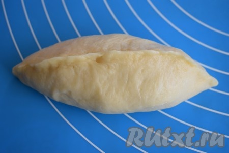 Скрепляем тесто, формируя пирожок.