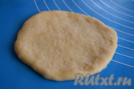 Далее раскатываем скалкой каждый шарик в кружок толщиной не менее 5 мм.