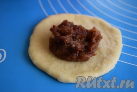 На середину кружочка кладем 1 столовую ложку с горкой начинки.