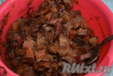 Тщательно перемешиваем яблоки с вареньем и начинка для пирожков готова.
