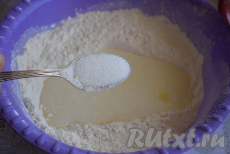 Затем к муке, воде и сметане добавим растительное масло и сахар, перемешаем.
