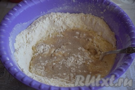 В получившуюся смесь всыпаем дрожжи.
