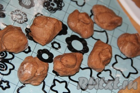 Разделить шоколадное тесто тоже на 8 частей.&nbsp;Я пользовалась весами, чтобы части теста были равными по весу.
