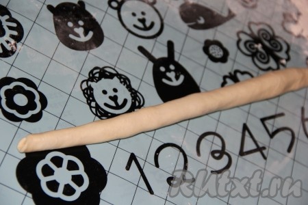 Завернуть шоколадное тесто в белое. Получится длинная колбаска. Таким образом сформировать все 8 "колбасок" из белого теста с шоколадным тестом внутри.
