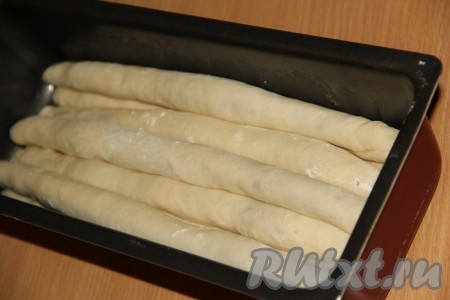 Все колбаски выложить в форму. Накрыть&nbsp;форму пищевой плёнкой и оставить на пару часов в тепле.

