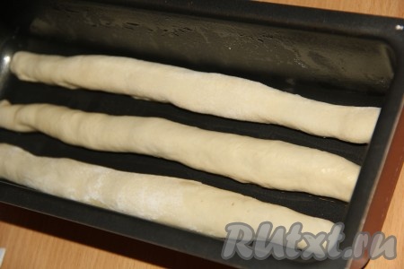 Форму для выпечки смазать растительным маслом. Выложить получившиеся колбаски в форму.
