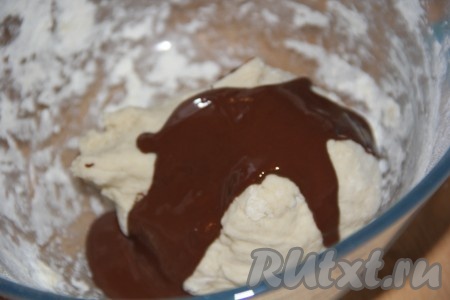 Тесто разделить на две части. В одну часть теста добавить шоколад, хорошо вымесить, затем припылить тесто какао.
