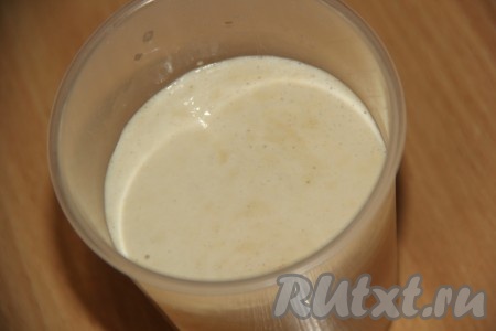 В тёплой воде развести дрожжи и сахар. Оставить на 10-15 минут (до образования пышной шапки).