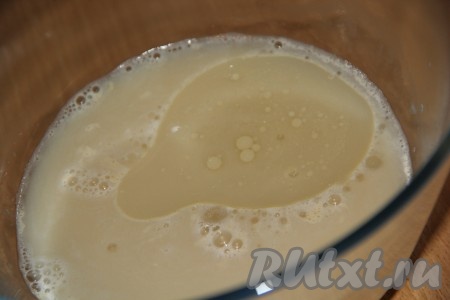 В миске соединить подошедшие дрожжи и растительное масло.
