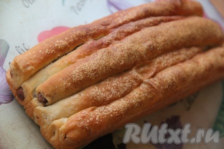 Выпекать двухцветный хлеб с шоколадом в разогретой духовке, примерно, 35-45 минут при температуре 200 градусов. Готовый хлеб остудить и достать из формы.