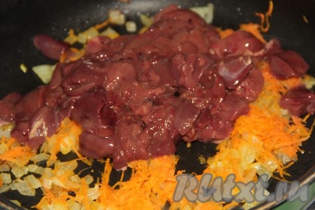 Когда овощи обжарятся, добавить к ним куриную печень.
