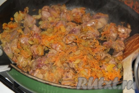 Обжарить печенку с овощами, иногда помешивая, на среднем огне в течение 5 минут.
