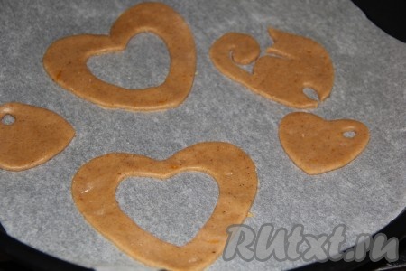 Противень застелить пергаментом. Выложить медово-коричное печенье на пергамент и выпекать в разогретой духовке, примерно, 10-15 минут при температуре 190 градусов. Время выпечки зависит от толщины и величины печенья. Смело заглядывайте в духовку и контролируйте процесс.
