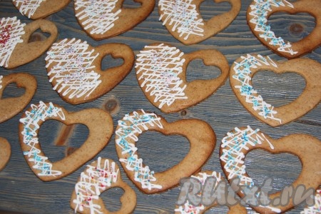 Готовое печенье переложить на плоскую поверхность и хорошо остудить. Остывшее печенье, приготовленное с мёдом и корицей, можно подать к чашечке чая, кофе. По желанию, можно покрыть остывшее печенье глазурью и украсить кондитерской посыпкой. Я использовала покупную глазурь, приготовила смесь по инструкции и украсила печенье.
