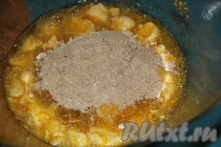 Соединить муку, разрыхлитель, корицу, мускатный орех и соль, слегка перемешать сухие ингредиенты. Добавить сухие ингредиенты небольшими порциями в масляно-медовую массу. Сначала тесто перемешивать ложкой.
