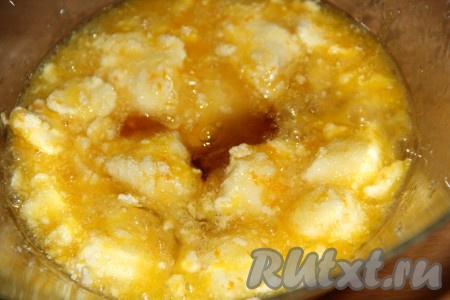 В смесь масла и сахара добавить яйца и мёд (если мёд очень густой, тогда лучше его предварительно растопить до жидкого состояния на водяной бане), перемешать массу ложкой.
