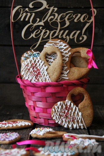 На фото видно, каким красивым получилось медовое печенье с корицей. Из указанного количества ингредиентов получилось достаточно много печенья, я готовила его в качестве подарков.