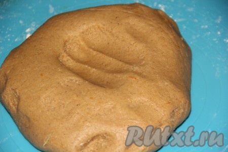 Затем вымесить тесто руками. Тесто получится очень пластичным и нежным, убрать его в пакет и поместить в холодильник минимум на 5 часов (можно и на более длительное время).
