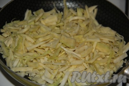 Капусту нашинковать и выложить в сковороду с добавлением растительного масла.