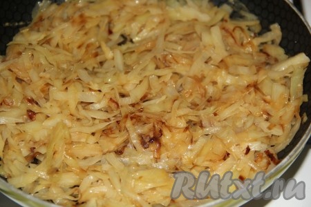 Жарить капусту, посолив по вкусу, до готовности на среднем огне, иногда помешивая. Я жарила капусту в течение 20 минут. Остудить жареную капусту и начинка для картофельных пирожков готова.
