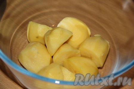 Картофель очистить и отварить в подсоленной воде до готовности (в течение минут 20-25), затем слить воду. Выложить вареную картошку в глубокую миску.