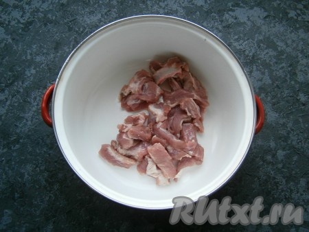 Морковь, картошку и лук очистить. Свинину нарезать небольшими кусочками, поместить в кастрюлю.
