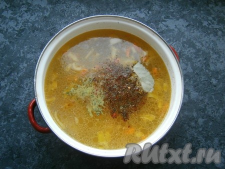 Когда картофель и свинина будут практически готовы, добавить в кастрюлю обжаренные овощи вместе с приправой, специями и лавровым листом.