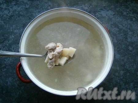 Кусочки свинины залить водой, поставить на огонь. Когда бульон закипит, снять пену, посолить и, уменьшив огонь до минимума, варить мясо около 35 минут. Затем добавить в бульон картошку, нарезанную небольшими кусочками, варить далее еще минут 20.