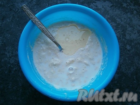 Затем влить растительное масло, 50 мл теплой воды и 100 мл теплого молока, добавить сахар.
