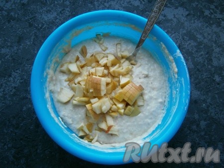 Замесить тесто, похожее на сметану средней густоты, оставить его в теплом месте, прикрыв пленкой, на 1 час. Далее, по желанию, добавить нарезанное небольшими кусочками яблоко, перемешать.
