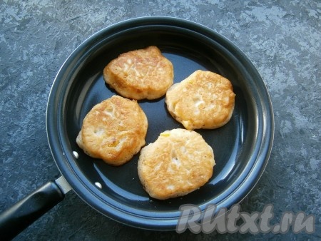 Теперь можно жарить оладьи, выкладывая их, как обычно, ложкой, на разогретую с подсолнечным маслом сковороду в виде лепешек. Жарить следует оладушки на среднем огне до румяного цвета с двух сторон.
