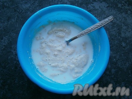 Закваска для приготовления оладий должна быть активной, то есть та, которая бродит при комнатной температуре. Если у вас закваска находилась в холодильнике, ее предварительно нужно достать, оставить при комнатной температуре на пару часов, а затем "подкормить", добавив в нее пару столовых ложек соответствующей муки и 2-3 столовые ложки теплой воды, перемешать, оставить закваску часа на 3-4, чтобы в ней началось брожение, только после этого можно брать закваску для приготовления теста.

Для приготовления оладий смешать 50 мл теплого молока с 50 мл теплой воды, добавить 3-4 столовые ложки закваски, перемешать, всыпать 3-4 столовые ложки муки, хорошо перемешать и оставить в теплом месте на 1 час.