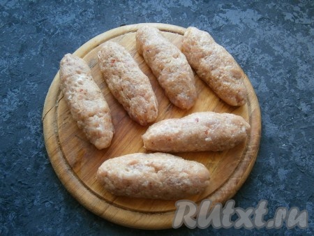 Далее фарш нужно вымешивать еще минут 5-6, чтобы он стал вязким и липким. Поместить фарш в холодильник на 2 часа, а затем влажными руками сформировать продолговатые люля-кебабы.
