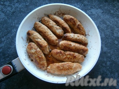 Затем огонь уменьшить до минимального и обжаривать мясные трубки далее, периодически их переворачивая, минут 10-15, не накрывая сковороду крышкой.
